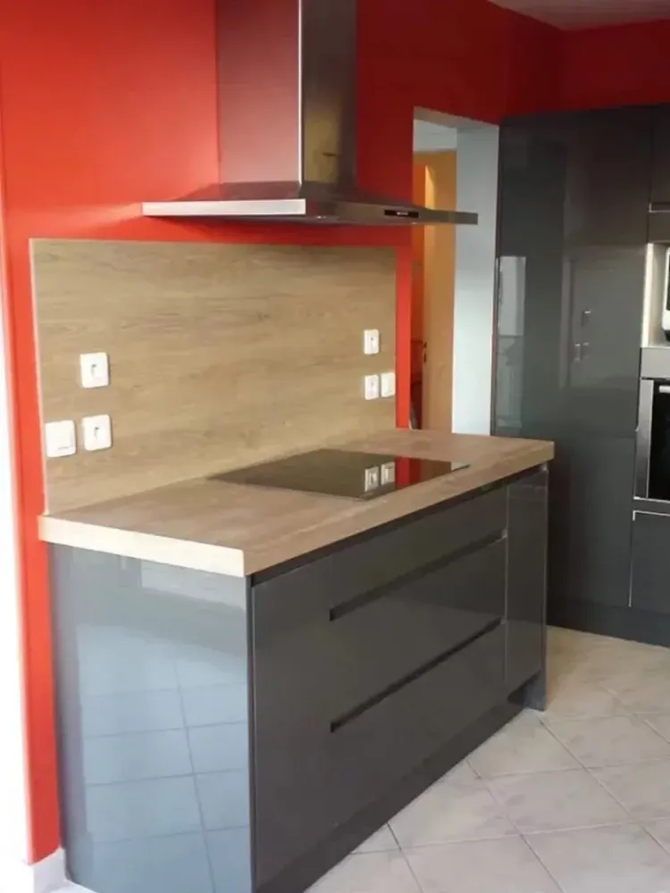 amenagement_pose_cuisine_grisepeinture_mur_rouge