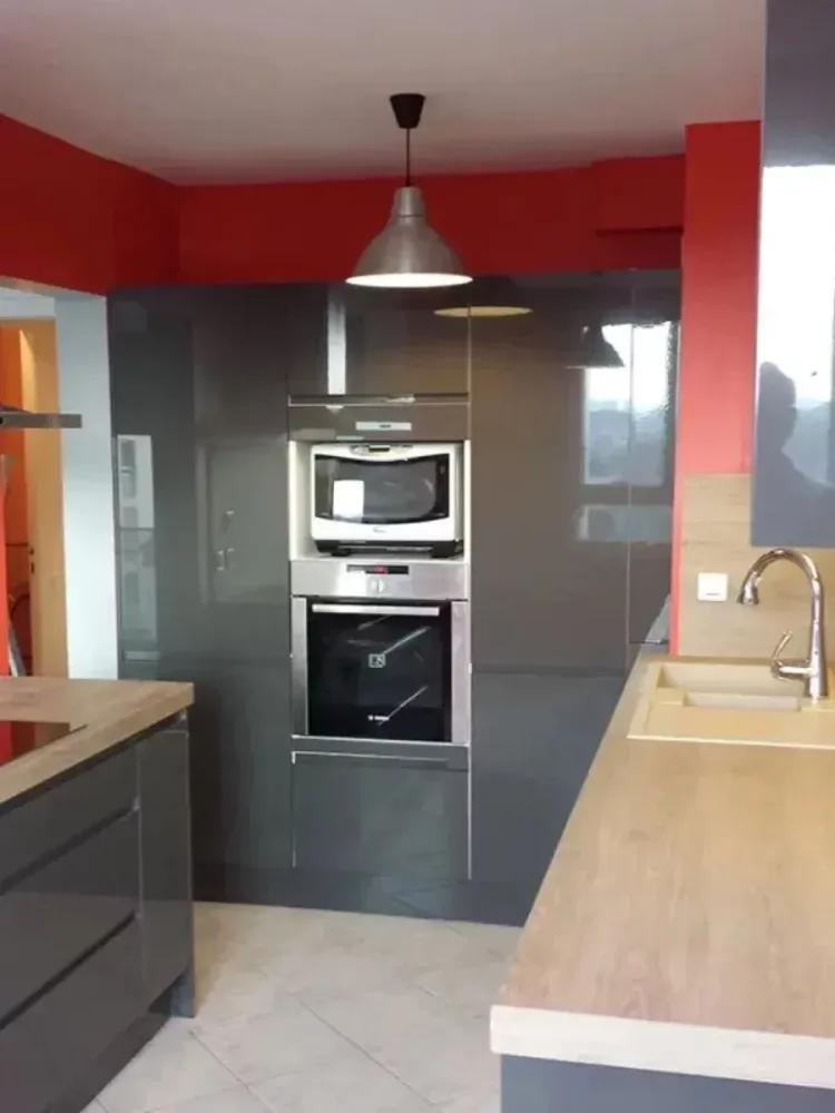 amenagement_pose_cuisine_grisepeinture_mur_rouge (2)