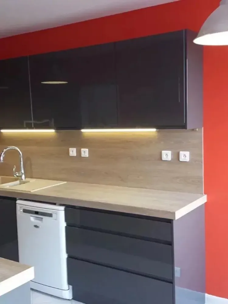amenagement_pose_cuisine_grisepeinture_mur_rouge (3)