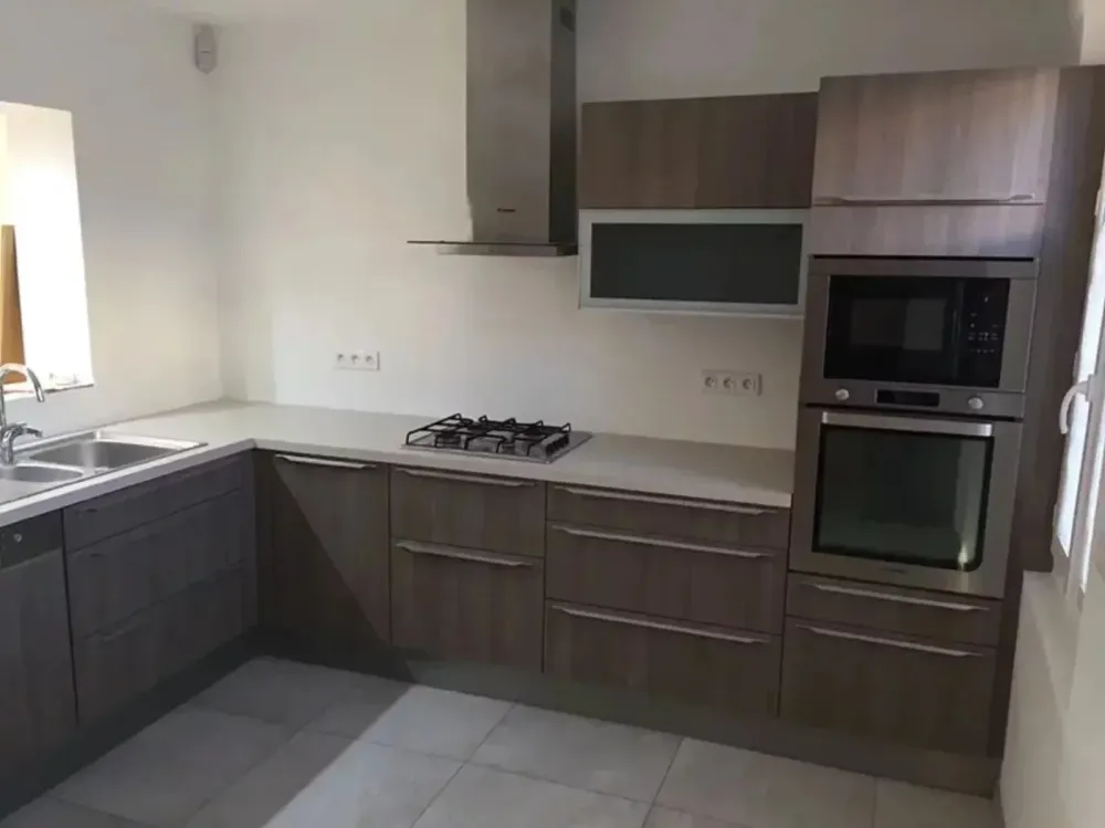 amenagement_pose_cuisine_imitation_bois_fonce_mur_blanc