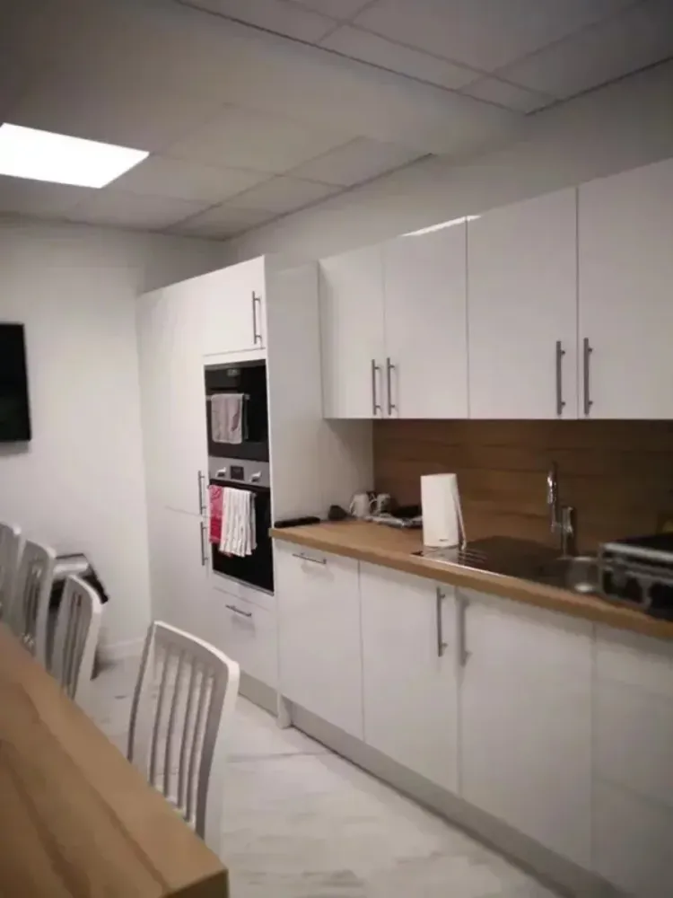 amenagement_pose_cuisine_blanche_mur_blanc_entreprise